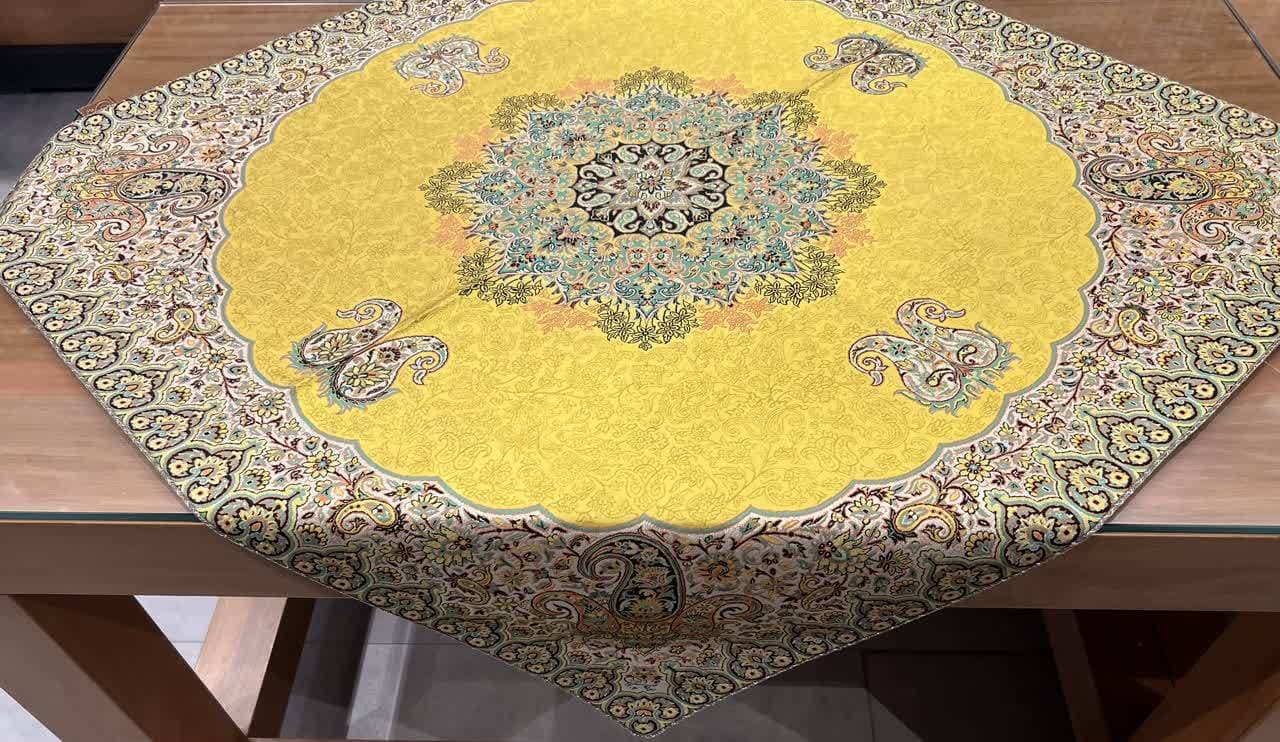 رومیزی ترمه ابریشم طرح شاه زرند کلاسیک رنگ زرد — تصویر ۲