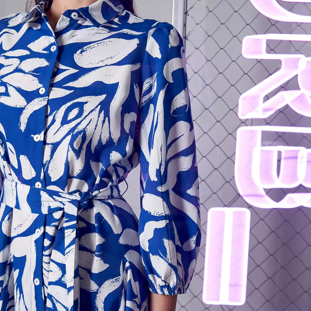 پیراهن کوتاه طرح دار کمربنددار آبی سفید مکس جلو دکمه مدل 56263 — تصویر ۵