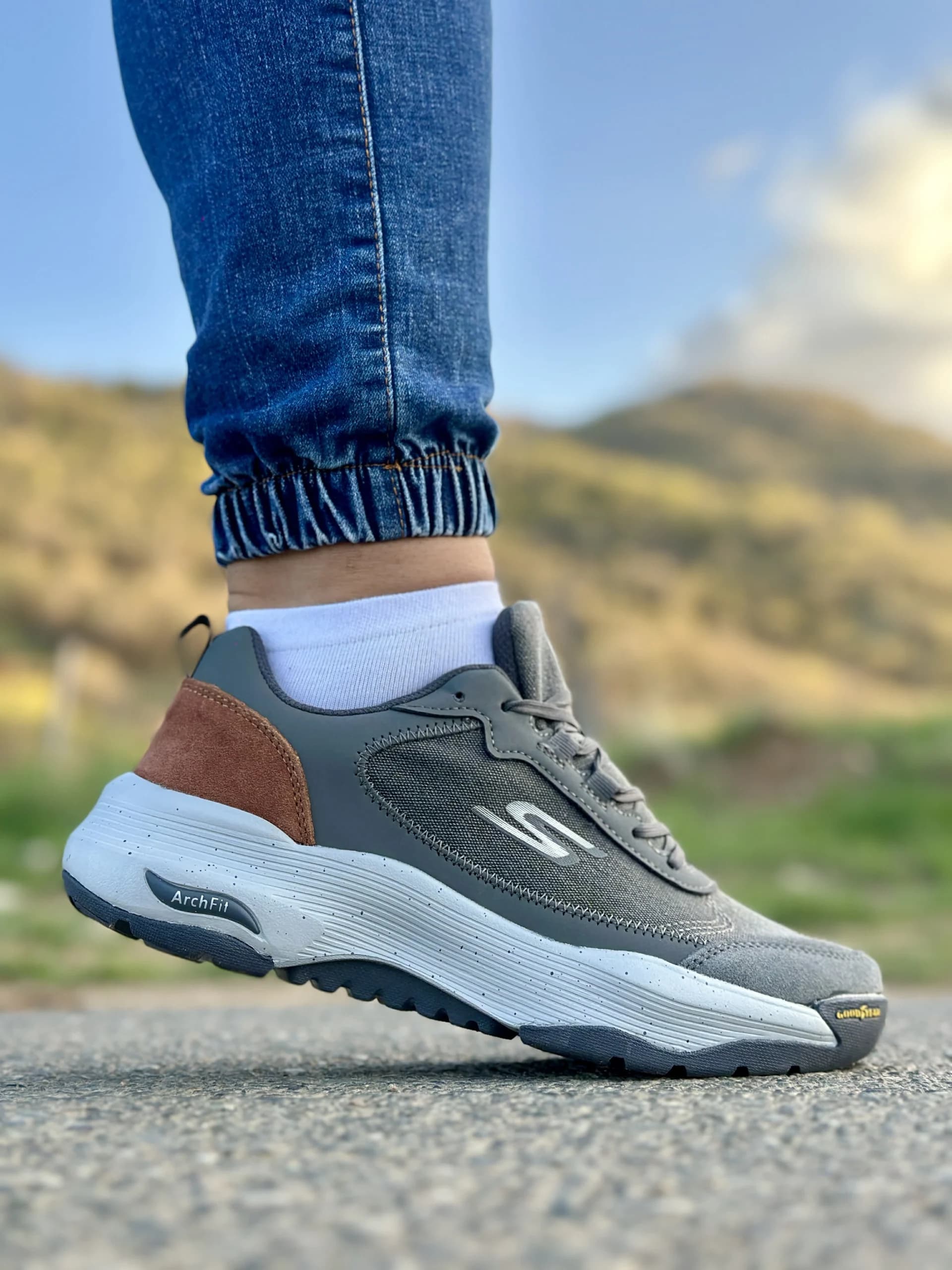 کتونی اسکیچرز مدل go walk outdoors طوسی — تصویر ۲