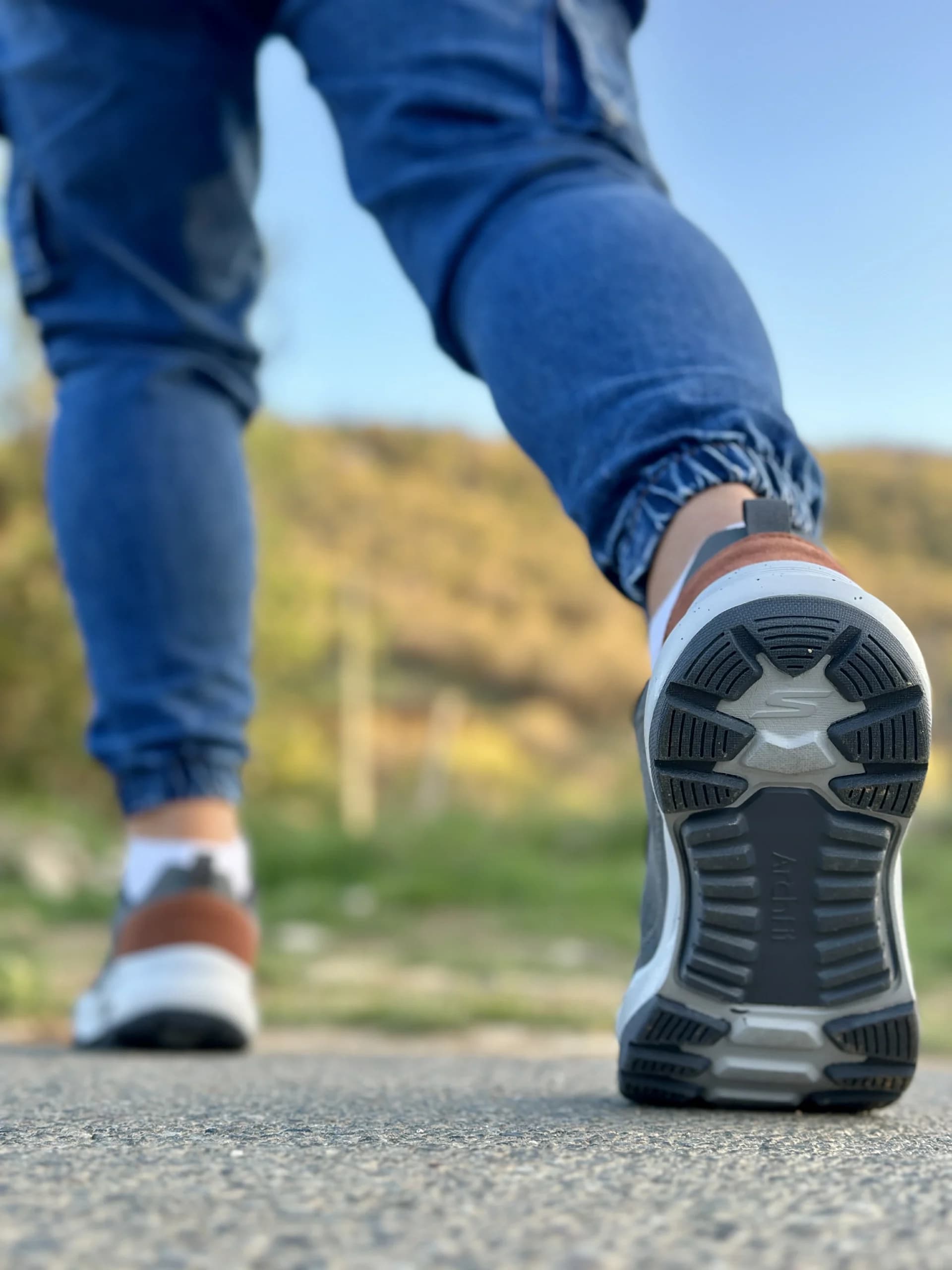 کتونی اسکیچرز مدل go walk outdoors طوسی — تصویر ۶