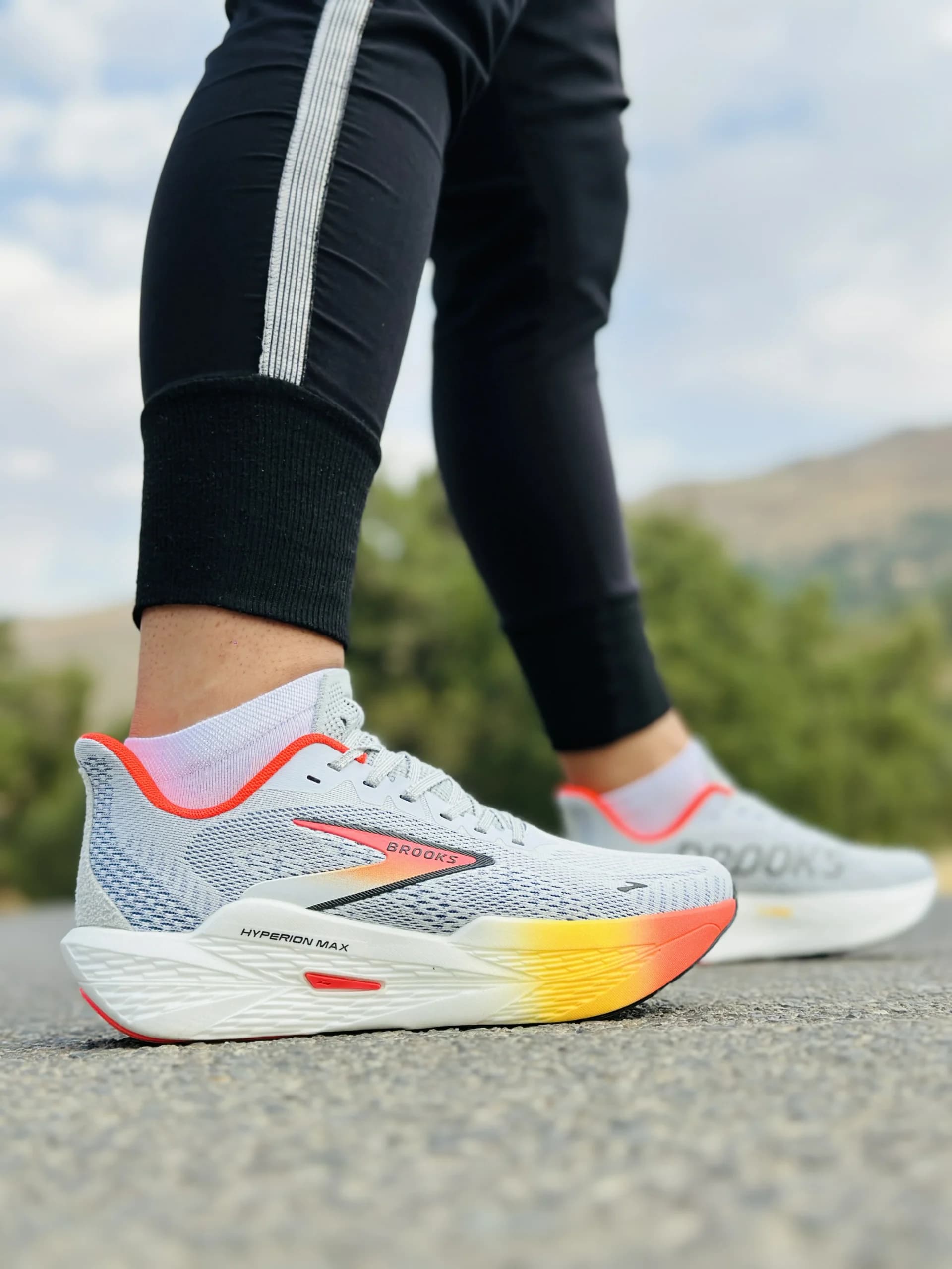 کتونی بروکس مدل Hyperion Max Gale 2 طوسی نارنجی — تصویر ۱۲