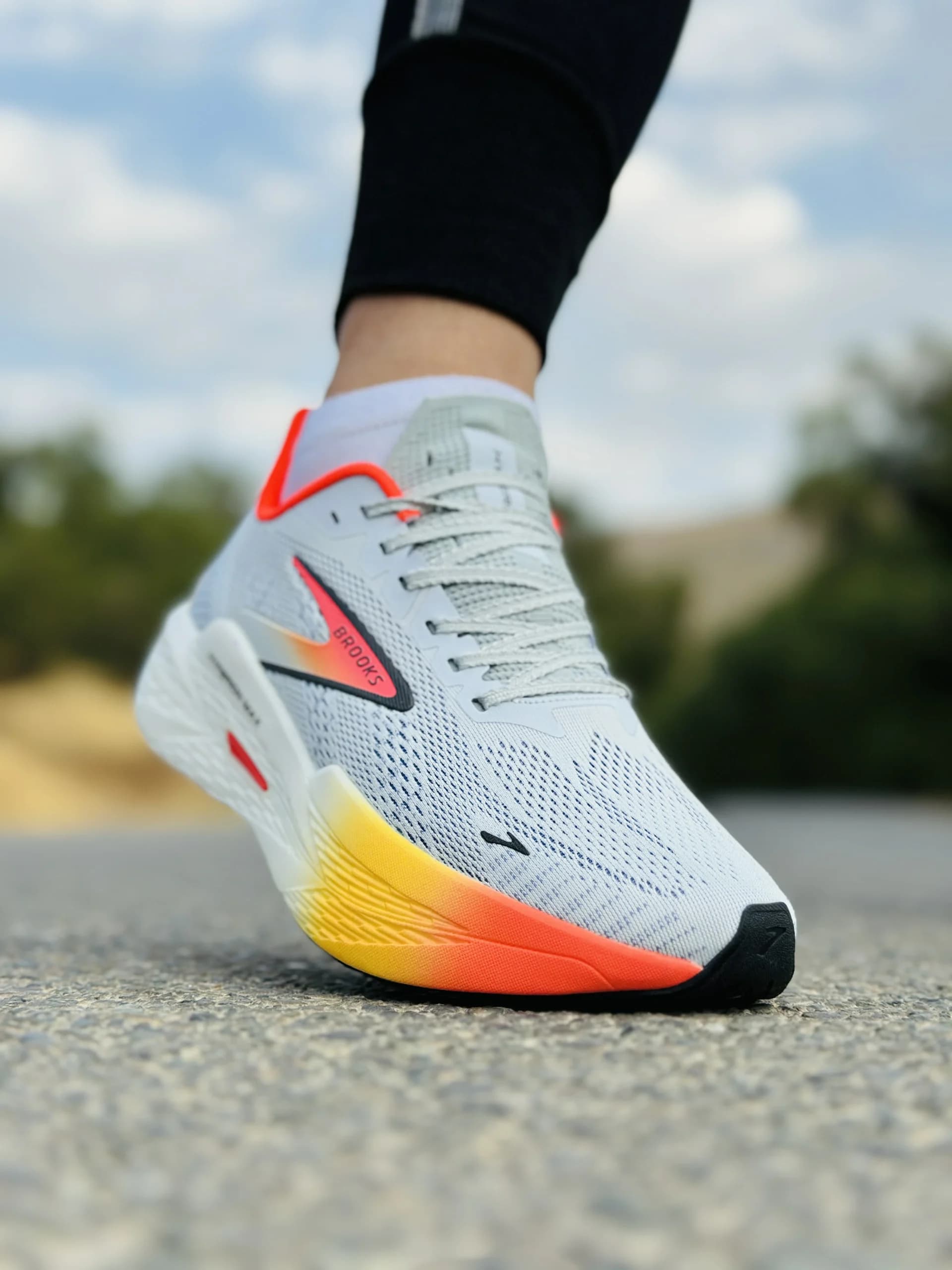 کتونی بروکس مدل Hyperion Max Gale 2 طوسی نارنجی — تصویر ۱۰