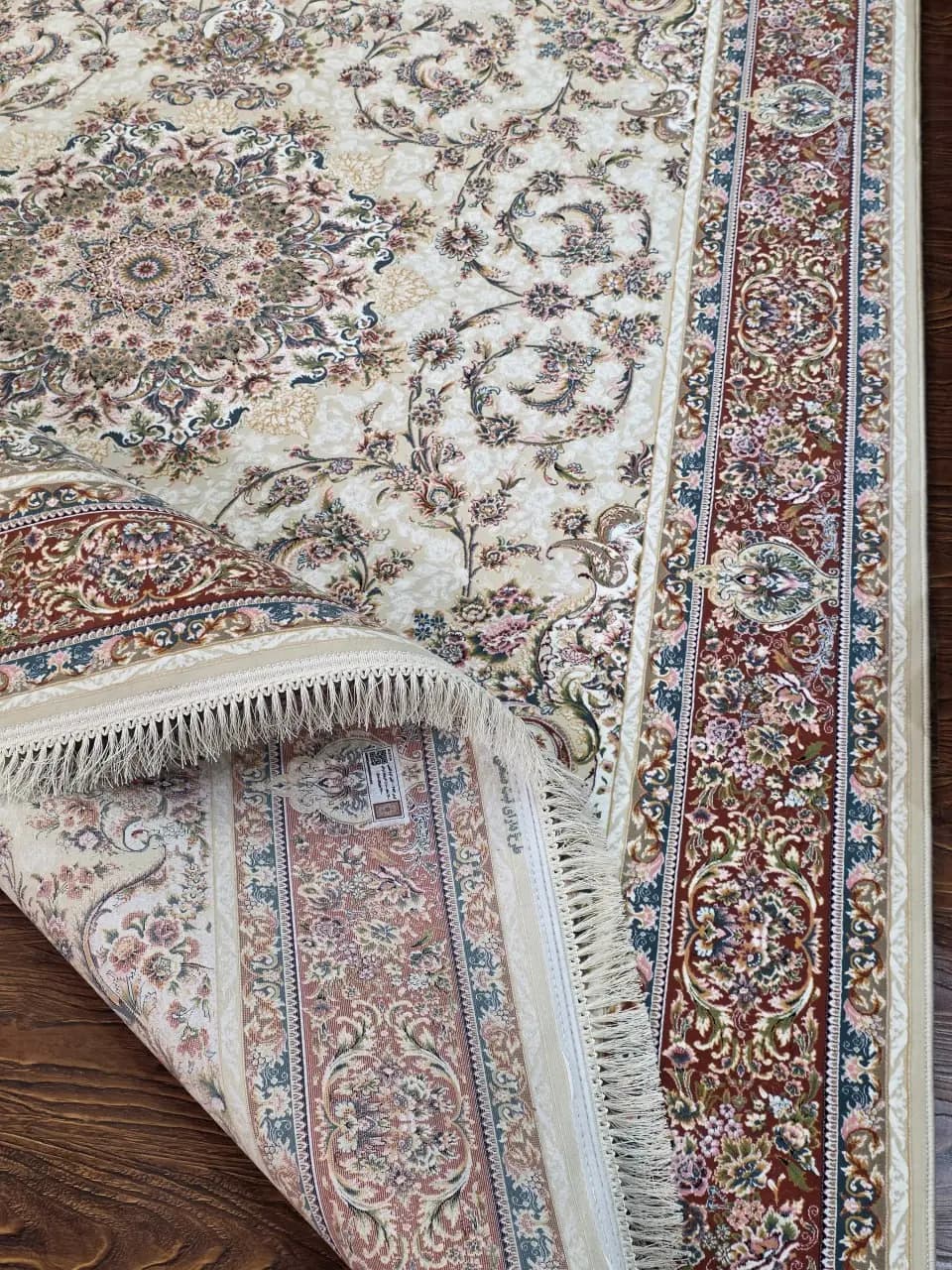 فرش ۱۲۰۰ شانه طرح آیلین کرم حاشیه گلبهی — تصویر ۸