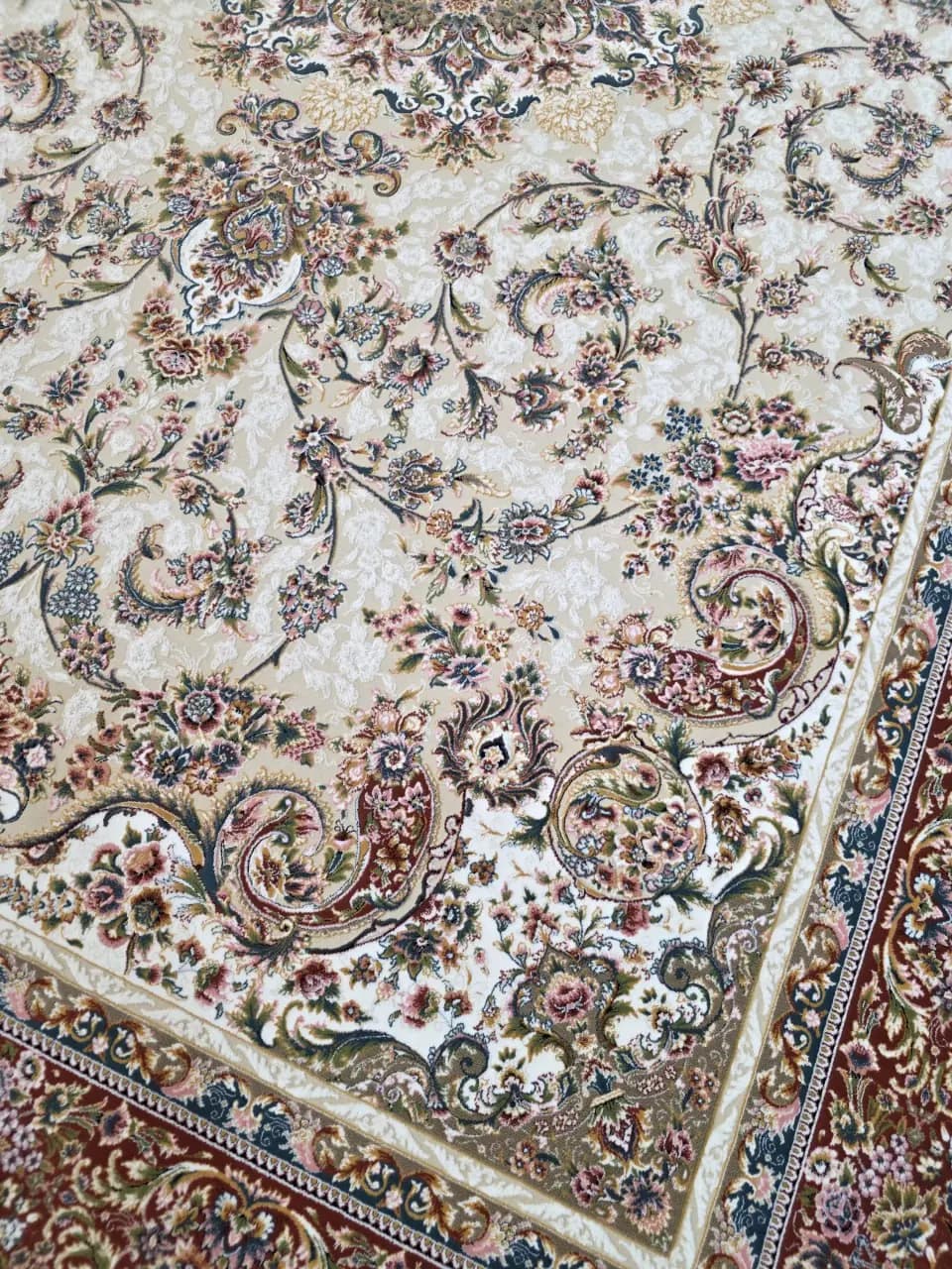 فرش ۱۲۰۰ شانه طرح آیلین کرم حاشیه گلبهی — تصویر ۵