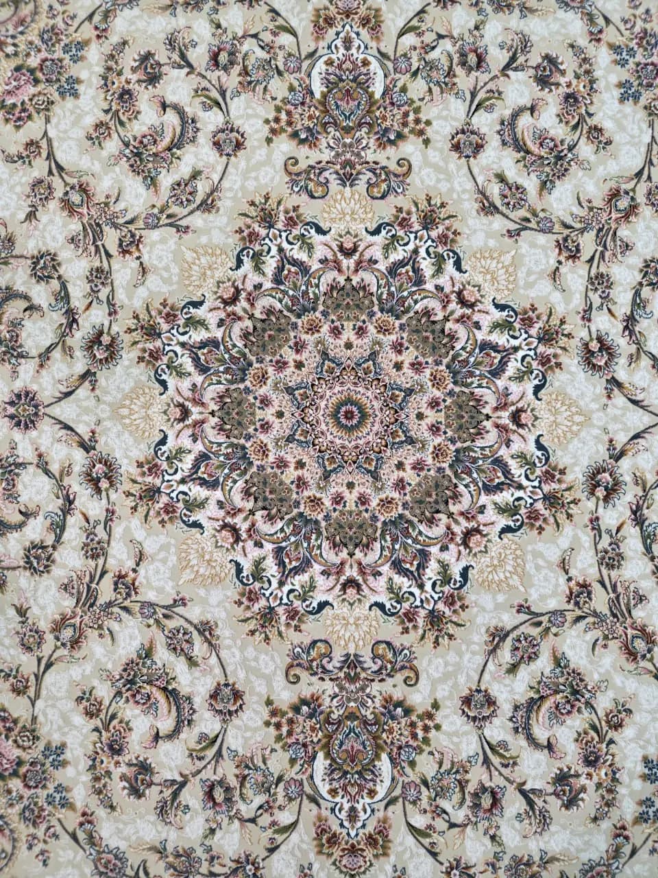 فرش ۱۲۰۰ شانه طرح آیلین کرم حاشیه گلبهی — تصویر ۴