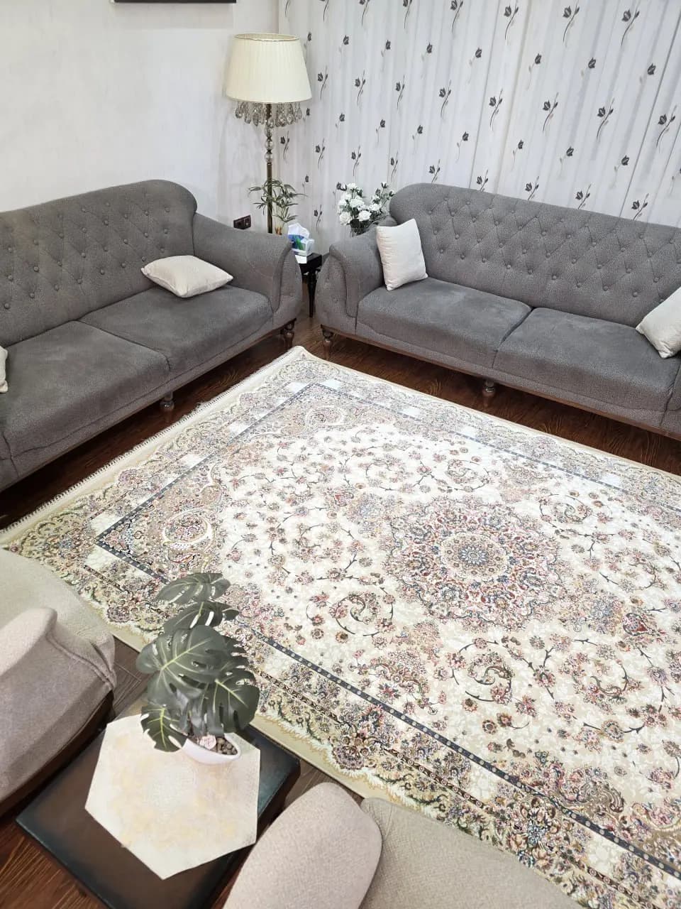 فرش ١٢٠٠ شانه طرح لارا کرم حاشیه کرم — تصویر ۲