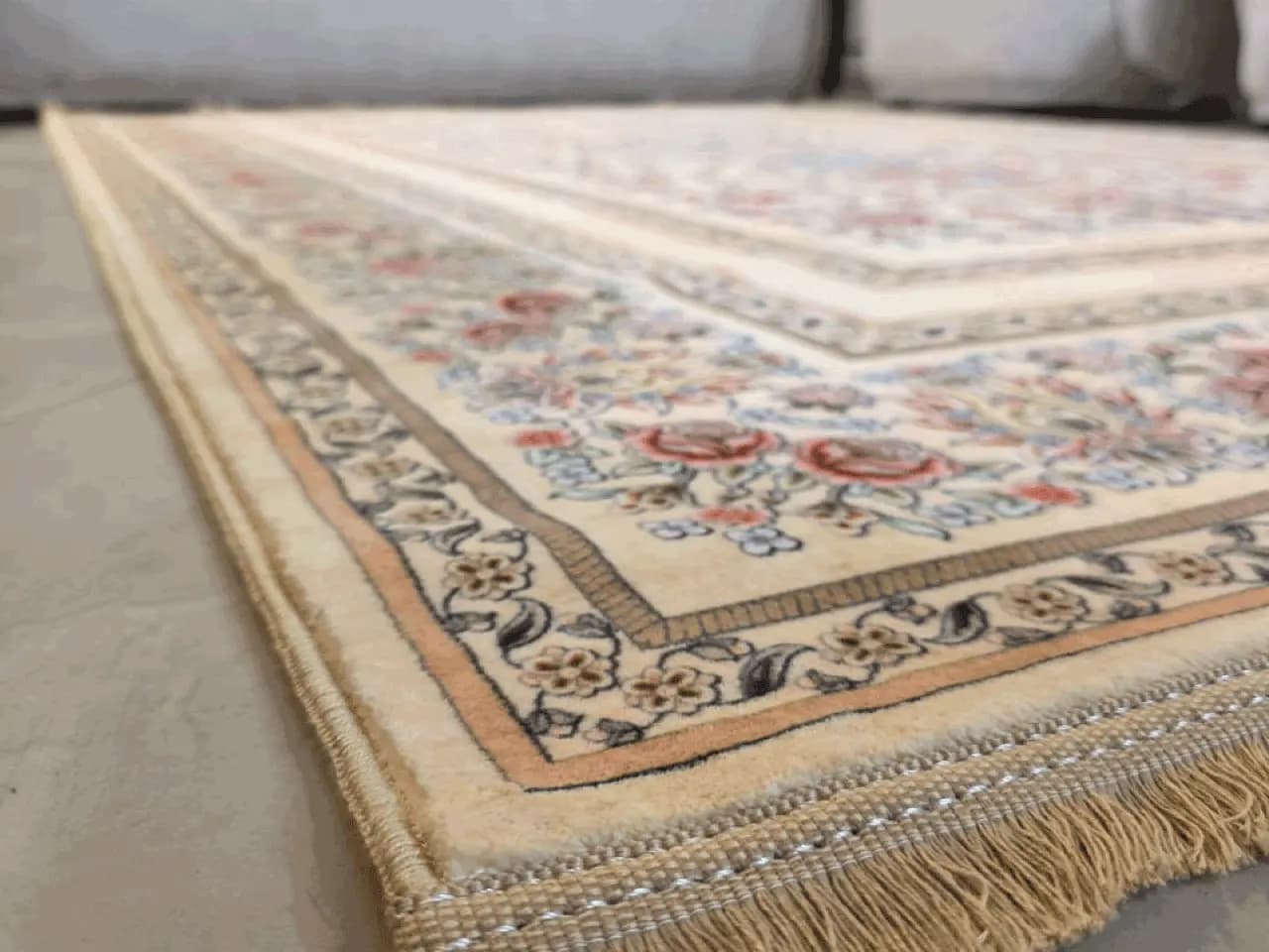 فرش طرح باغ گل کرم معادل 77 رج دستباف — تصویر ۵