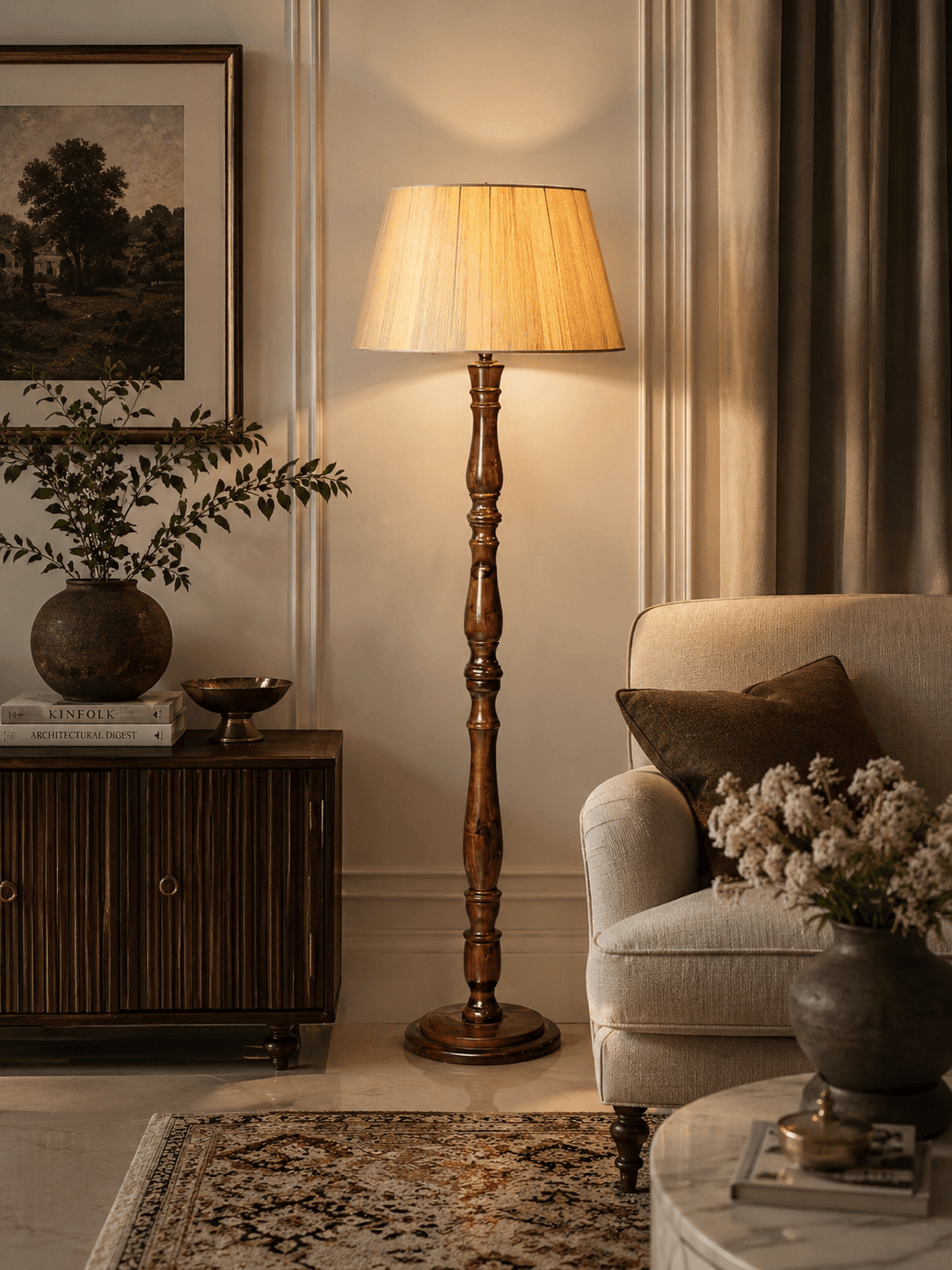 آباژور ایستاده کنار سالنی چوبی روسی باشید ابریشمی