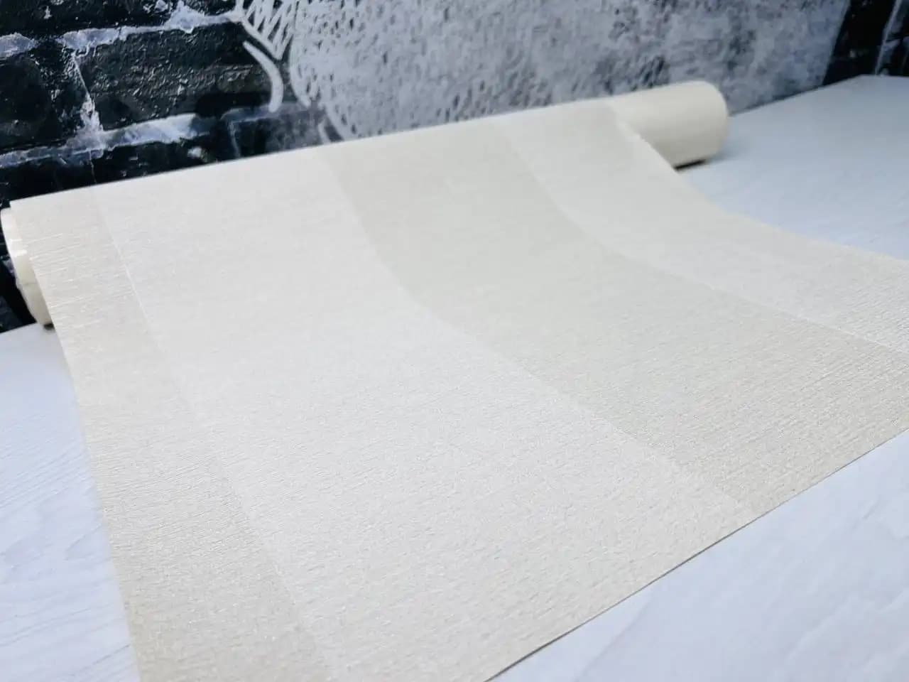 کاغذ دیواری حراجی ساده کرم راه راه NH4034 — تصویر ۲