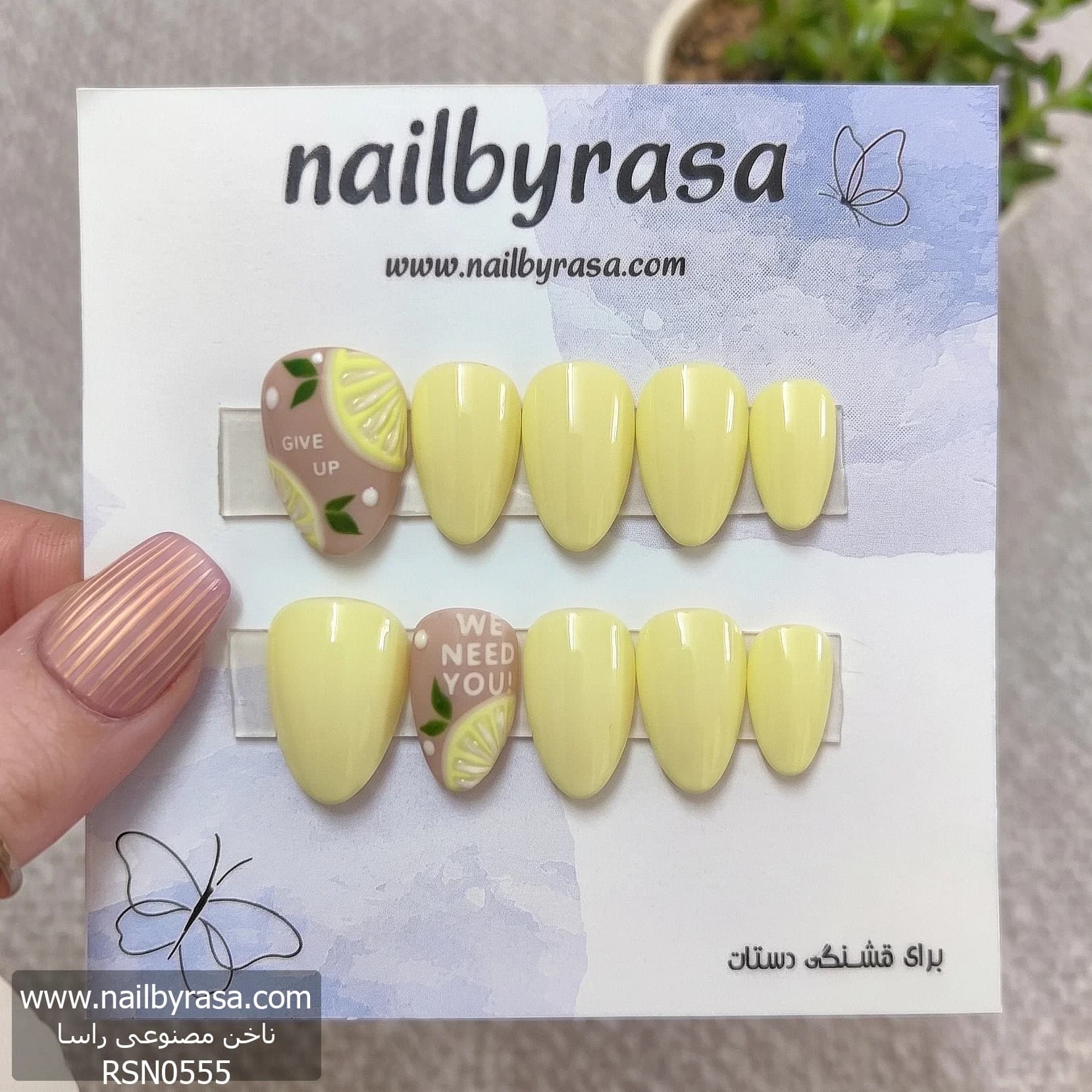 ناخن مصنوعی ژورنالی سفارشی مشکی با طرح برگ طلا فرم بادامی راسا – RSN6075