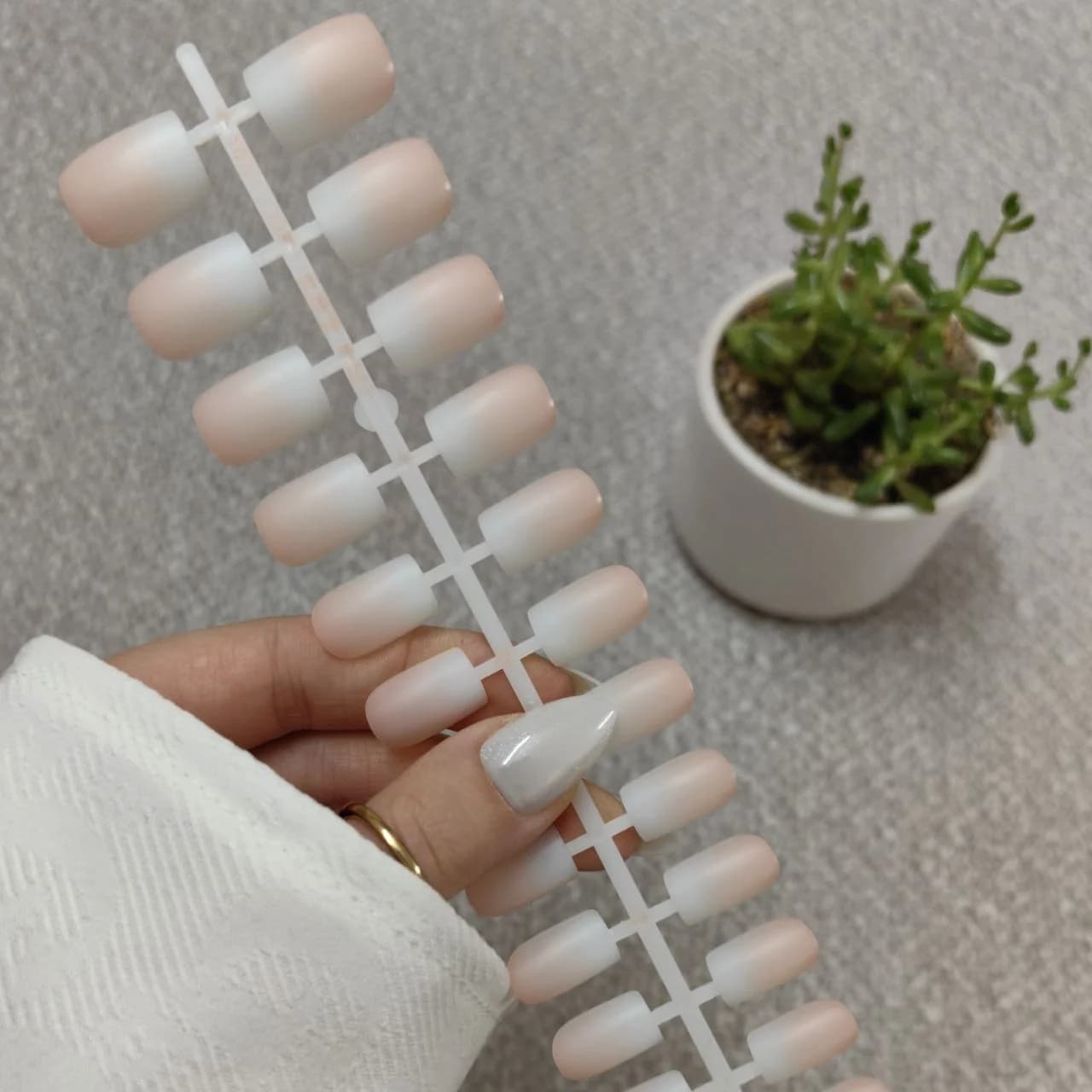 ناخن مصنوعی ۳۰ تایی طرح بیبی بومر (آمبره نود و سفید) مربعی کوتاه راسا – RSN0512
