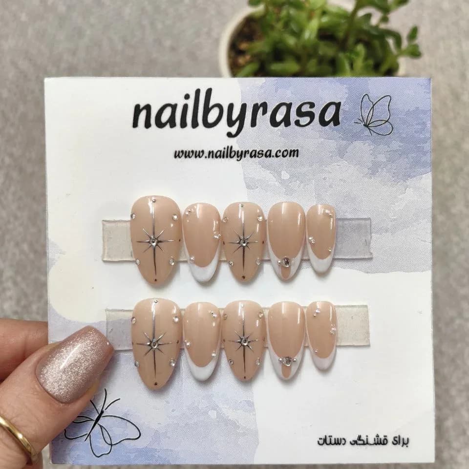 ناخن مصنوعی طرح فرنچ و ستاره نگین‌دار نود براق بادامی راسا – RSN0501