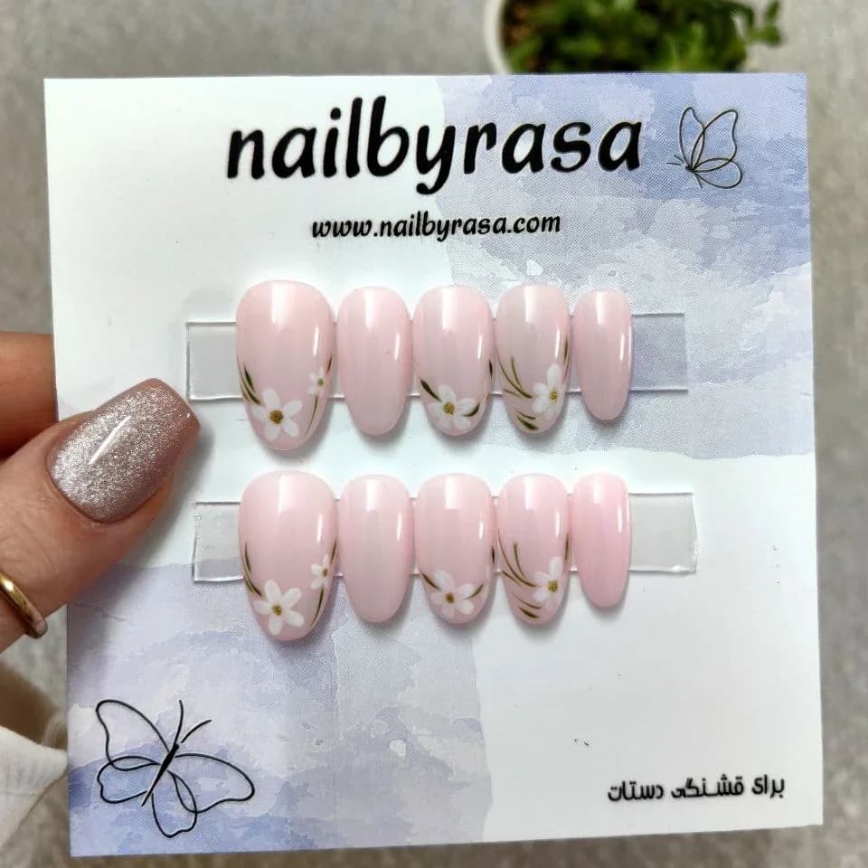 ناخن مصنوعی طرح گل سفید ساده مینیمال صورتی روشن براق بادامی راسا – RSN0500