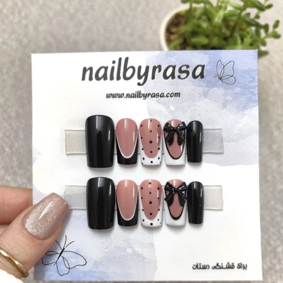 ناخن مصنوعی طرح پاپیون برجسته مشکی و فرنچ خال‌خالی براق مربعی متوسط راسا – RSN0499