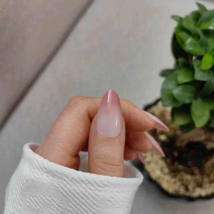 ناخن مصنوعی فرم بادامی طرح آمبره رنگی (سفید و صورتی چرک) براق راسا – RSN0495 — تصویر ۳