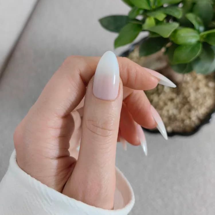 ناخن مصنوعی فرم بادامی طرح بیبی بومر (فرنچ آمبره) صورتی و سفید راسا – RSN0493 — تصویر ۳