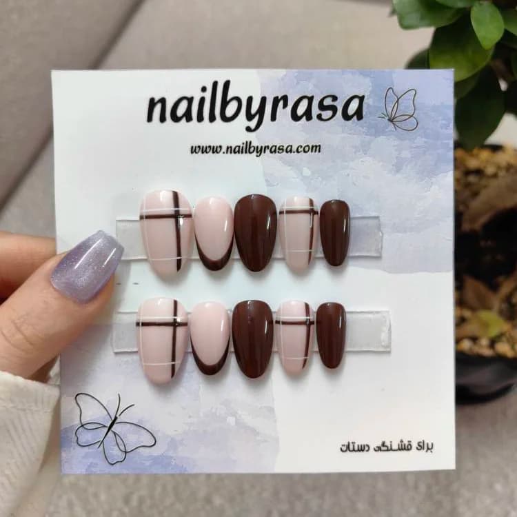ناخن مصنوعی فرم بادامی رنگ قهوهای و کرم طرح شطرنجی و فرنچ براق راسا – RSN0486