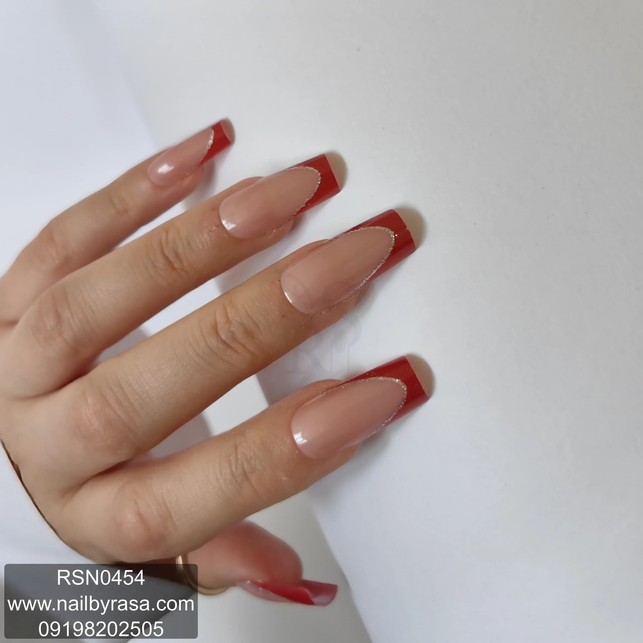 ناخن مصنوعی فرم مربعی رنگ قرمز فرنچ با خط نقره‌ای براق راسا – RSN0454 — تصویر ۳