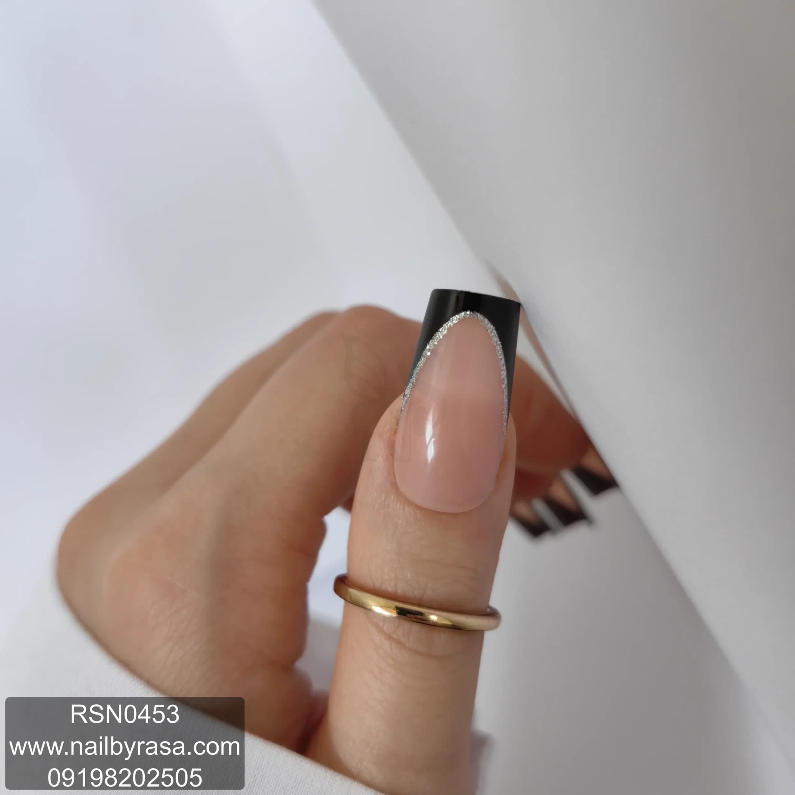 ناخن مصنوعی فرم مربعی رنگ مشکی فرنچ با خط نقره‌ای براق راسا – RSN0453 — تصویر ۳
