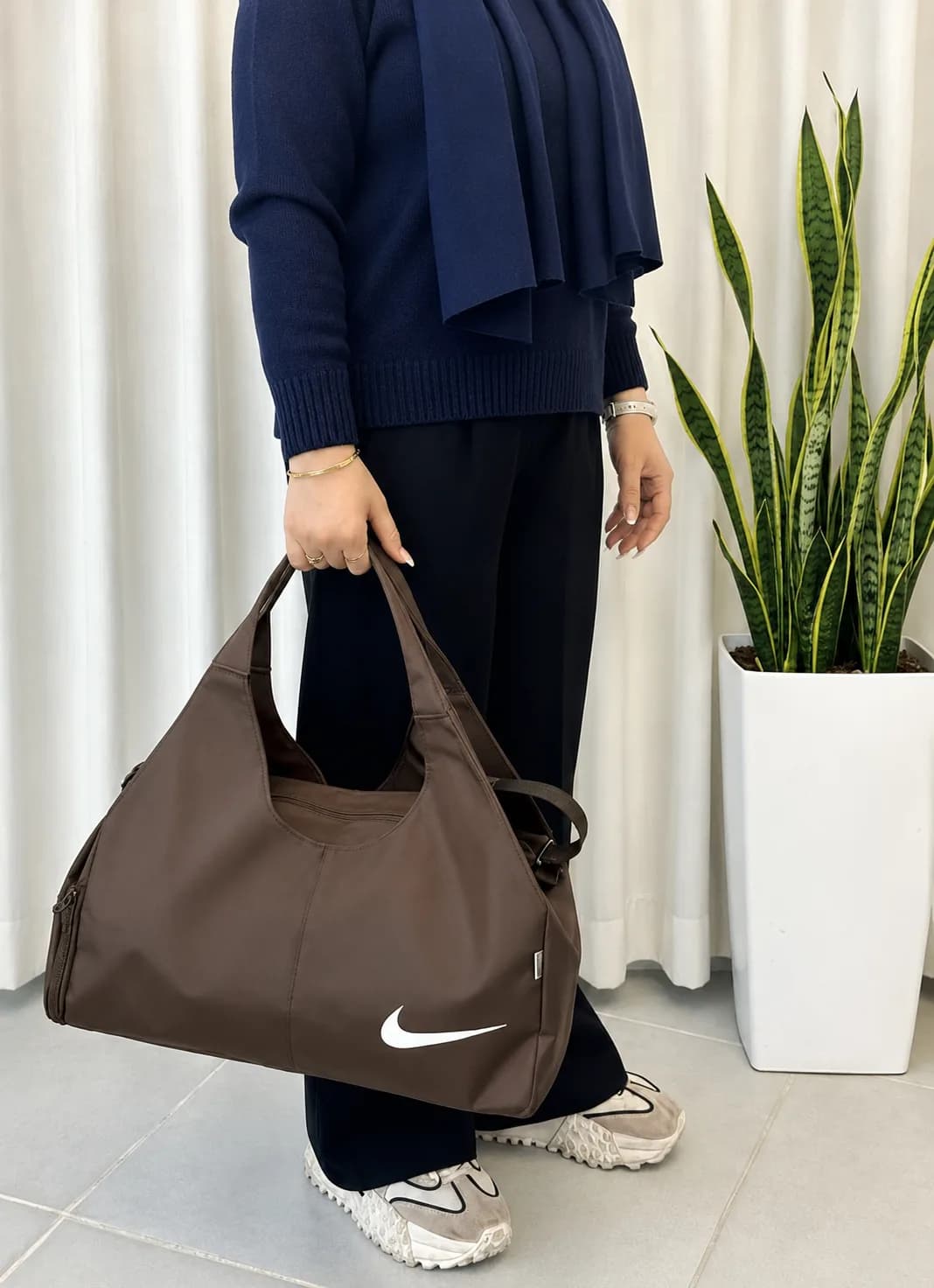 ساک ورزشی نایک (Nike) مدل خفاشی جاکفش‌دار قهوه ای — تصویر ۵