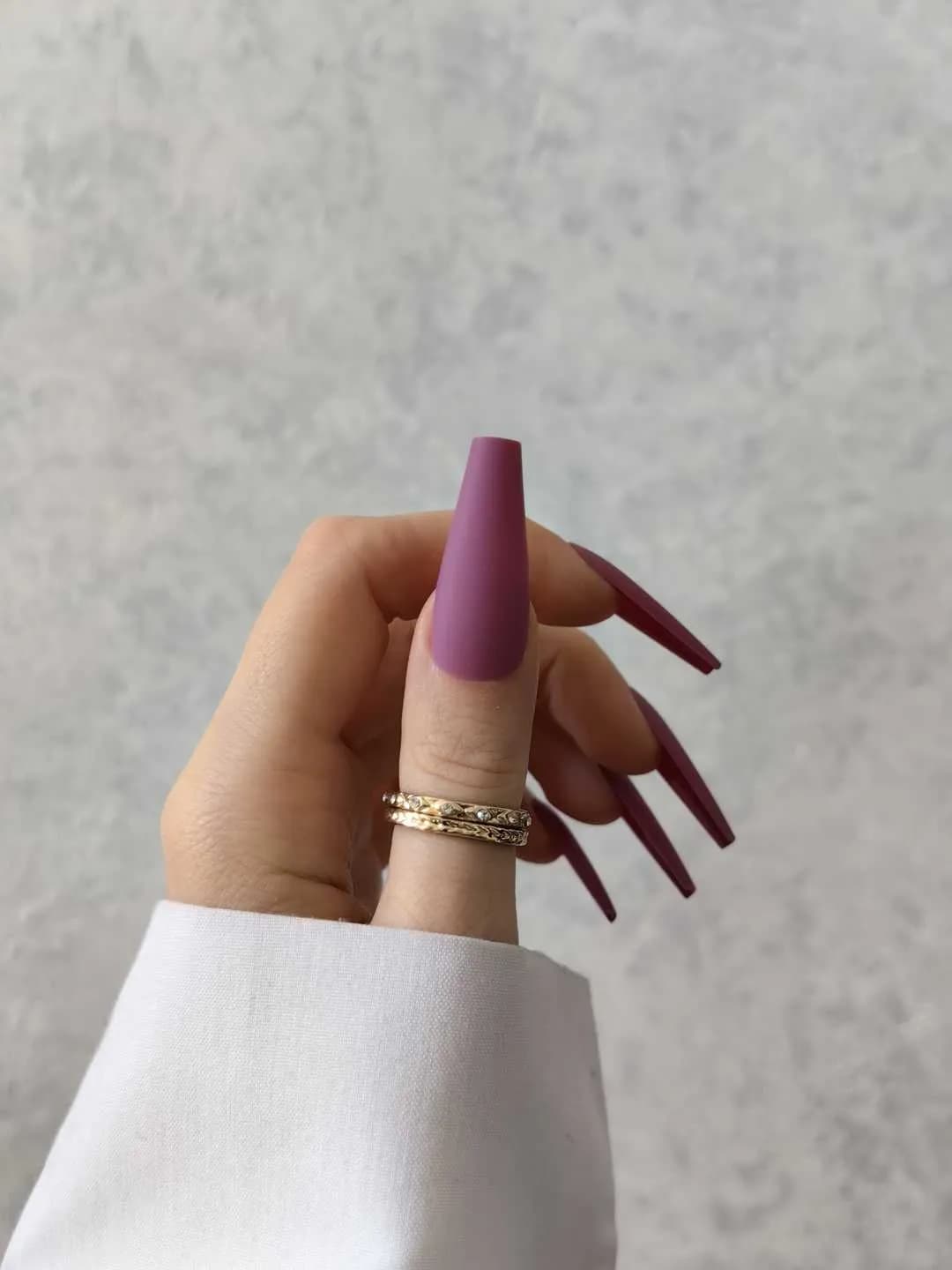 ناخن مصنوعی رنگی ساده رنگ کالباسی بنفش گلدانی بلند مات راسا – RSN0356 — تصویر ۳