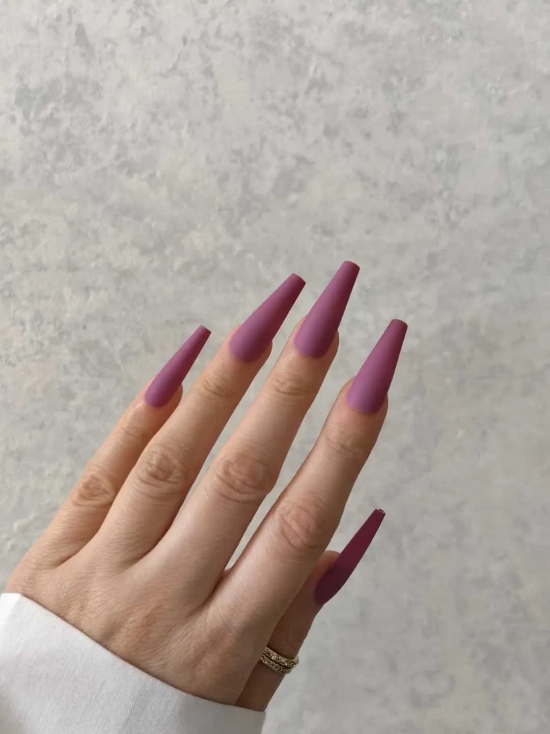 ناخن مصنوعی رنگی ساده رنگ کالباسی بنفش گلدانی بلند مات راسا – RSN0356 — تصویر ۲