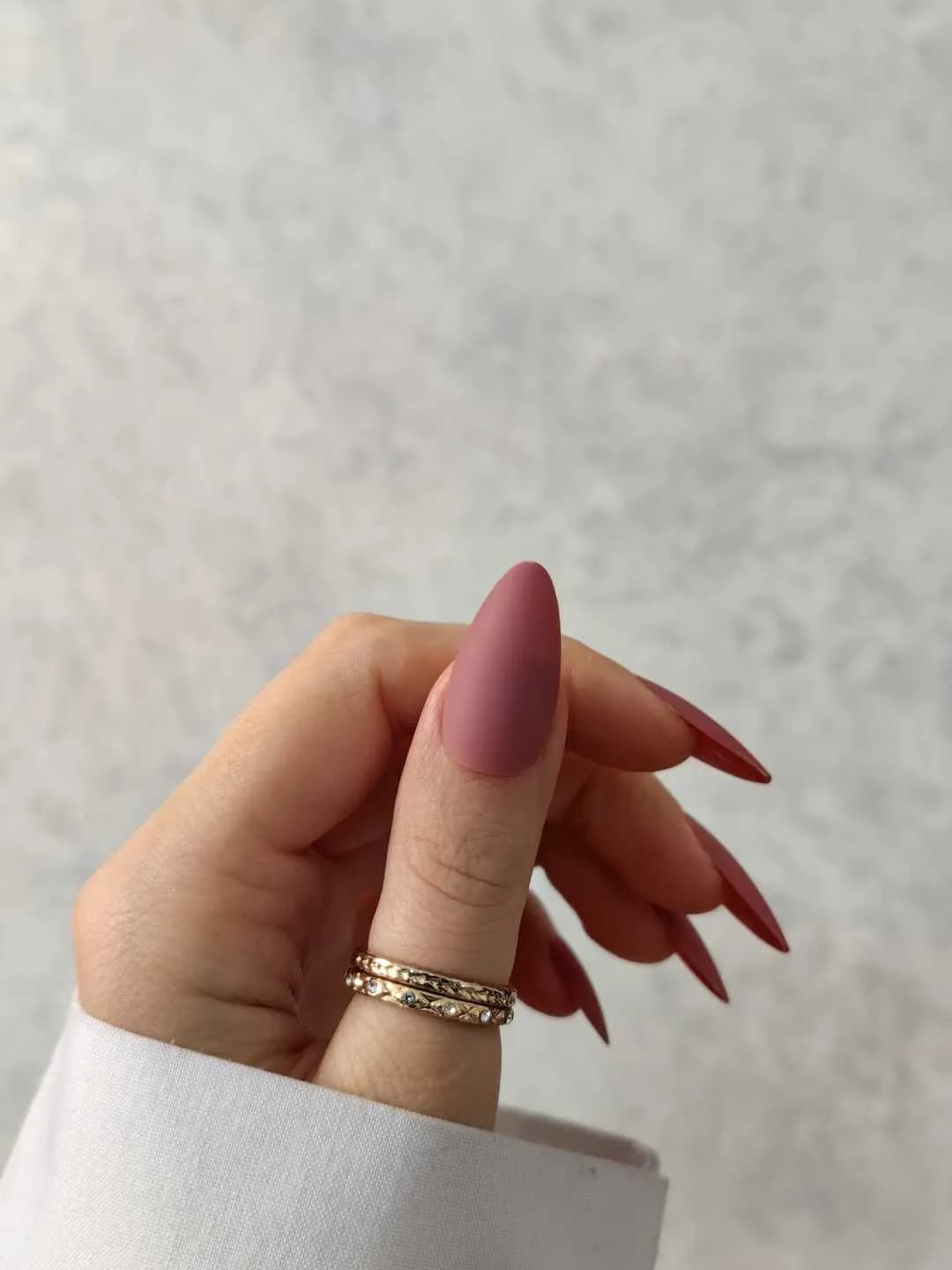 ناخن مصنوعی رنگی ساده رنگ کالباسی تیره فرم بادامی مات راسا – RSN0342 — تصویر ۴