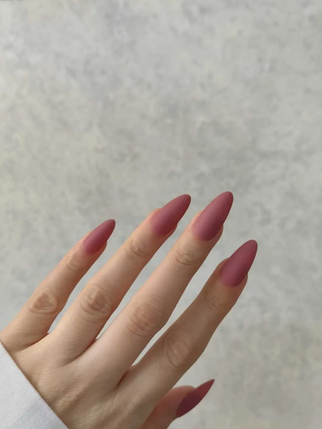 ناخن مصنوعی رنگی ساده رنگ کالباسی تیره فرم بادامی مات راسا – RSN0342 — تصویر ۲