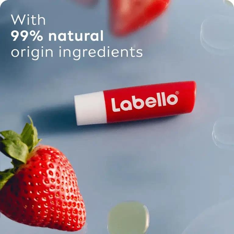بالم لب لابلو مدل Strawberry Shine با رایحه توت‌فرنگی، پوشش درخشان، محافظ رطوبت، نرم‌کننده و فناوری Hydra IQ برای جلوگیری از خشکی و ترک لب — تصویر ۳