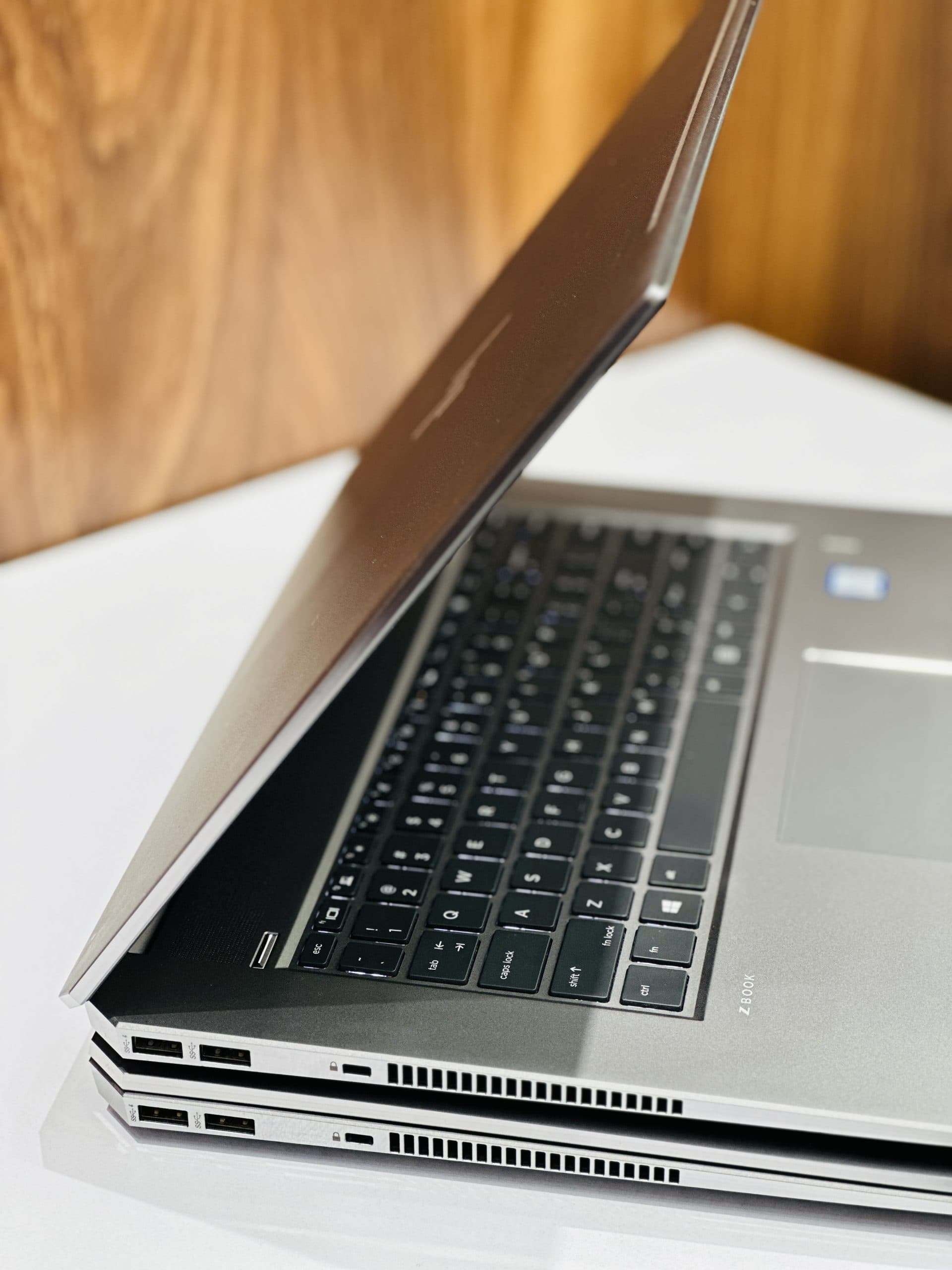 لپ تاپ استوک Hp ZBOOK studio G5 | xeon E2176M | 16GB RAM | 512SSD | 4GB Nvidia P1000 — تصویر ۷