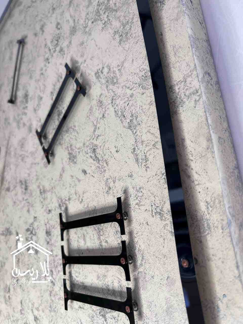 ساعت دیواری مربع پتینه طوسی کرم 105 سانت — تصویر ۲