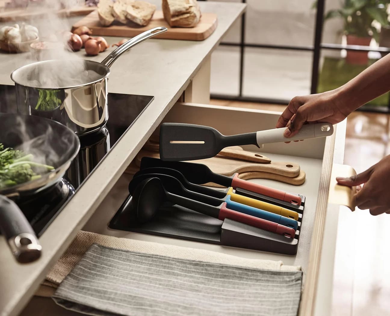 ست کفگیر و ملاقه و چاقوی 10 پارچه داخل کشوی رنگی جوزف جوزف 10-piece Multicolour In-drawer Knife & Utensil Set — تصویر ۵