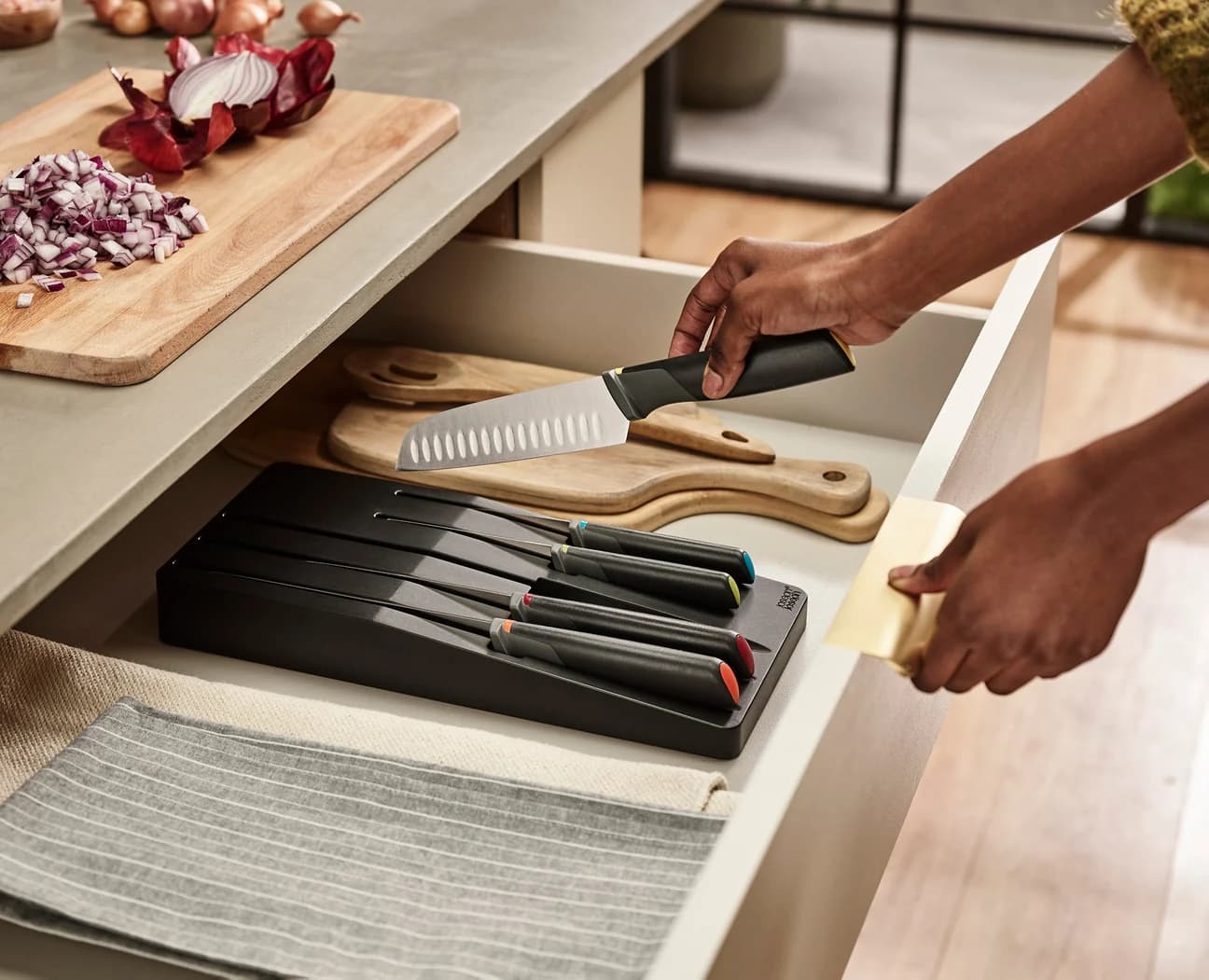 ست کفگیر و ملاقه و چاقوی 10 پارچه داخل کشوی رنگی جوزف جوزف 10-piece Multicolour In-drawer Knife & Utensil Set — تصویر ۲