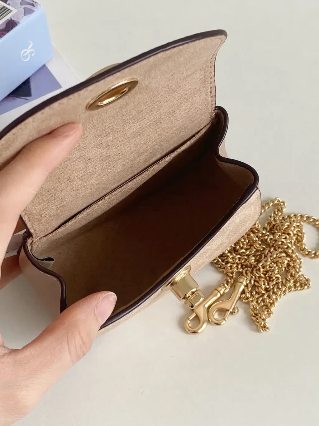 کیف مینی زنجیردار کوچ Turnlock Card Case + رنگ بندی — تصویر ۷