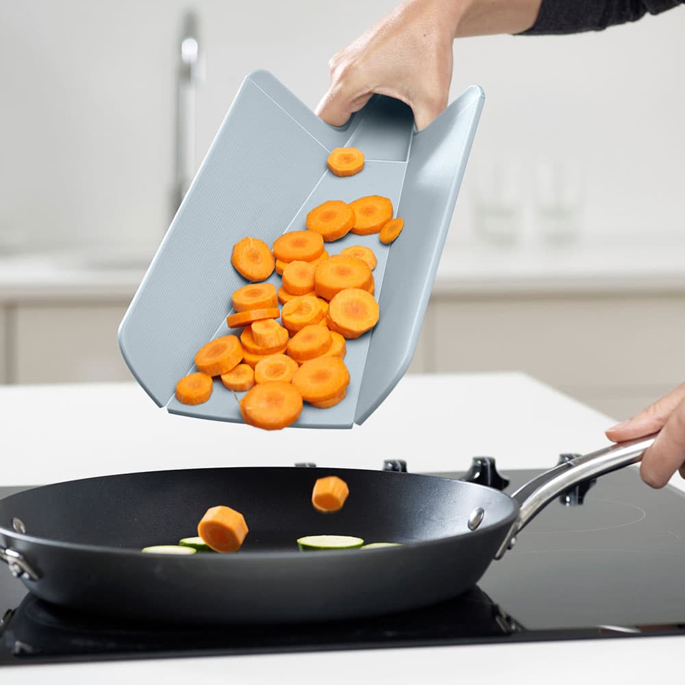 تخته برش دو حالته جوزف جوزف آبی Chop2Pot™ Plus Blue Folding Chopping Board — تصویر ۳