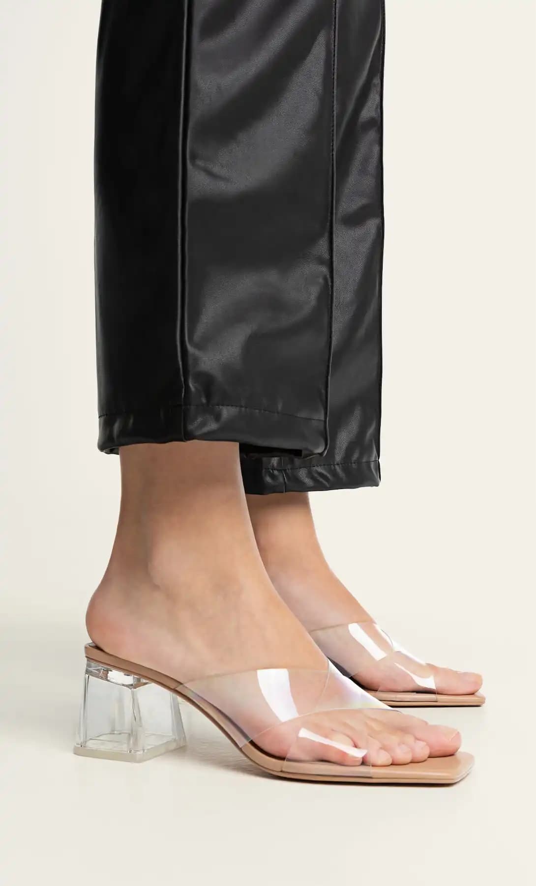 کفش اورجینال Stradivarius مدل Vinyl Heeled Sandals — تصویر ۳