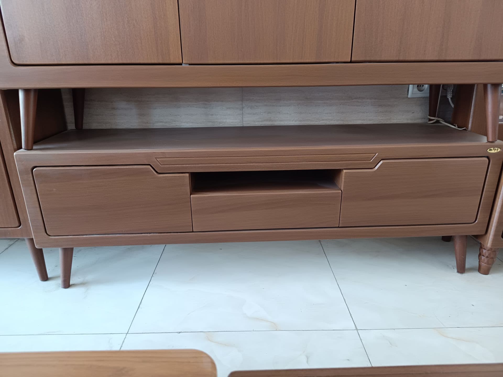 میز تلویزیون ۱۴۰ سانتی مدرن کلاسیک MDF – روکش ممبران، بدنه تمام MDF — تصویر ۲
