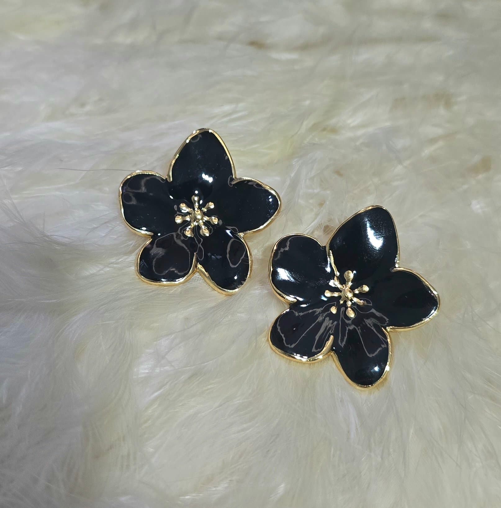 گوشواره فانتزی گل مشکی کد 2094 — تصویر ۳