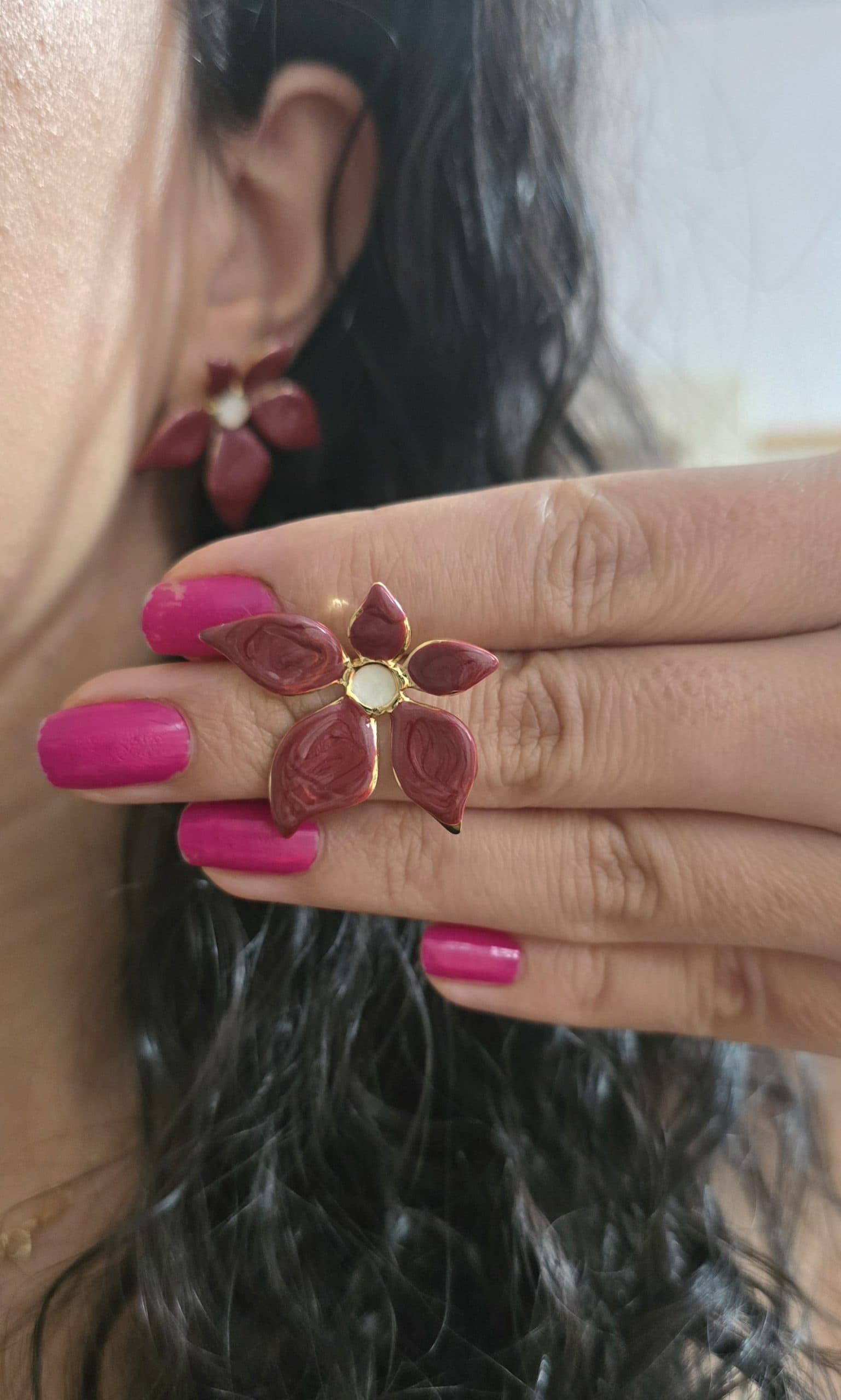 گوشواره گل زرشکی فشن کد 2090 — تصویر ۵