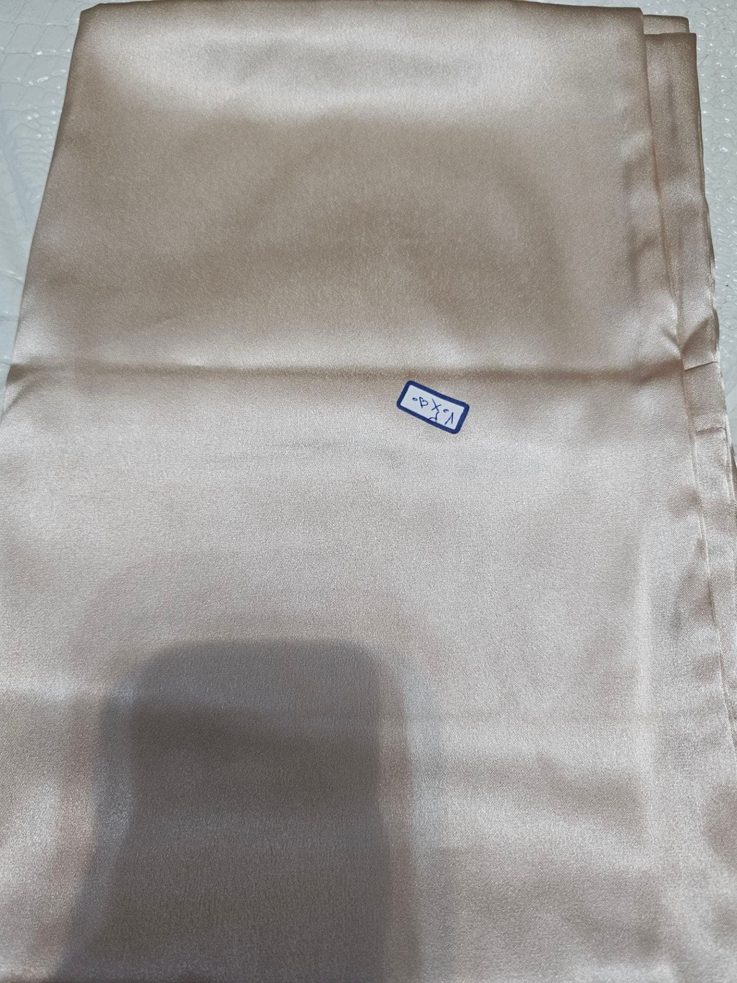 روبالشتی ساتن و ست خواب کرم طلایی — تصویر ۲
