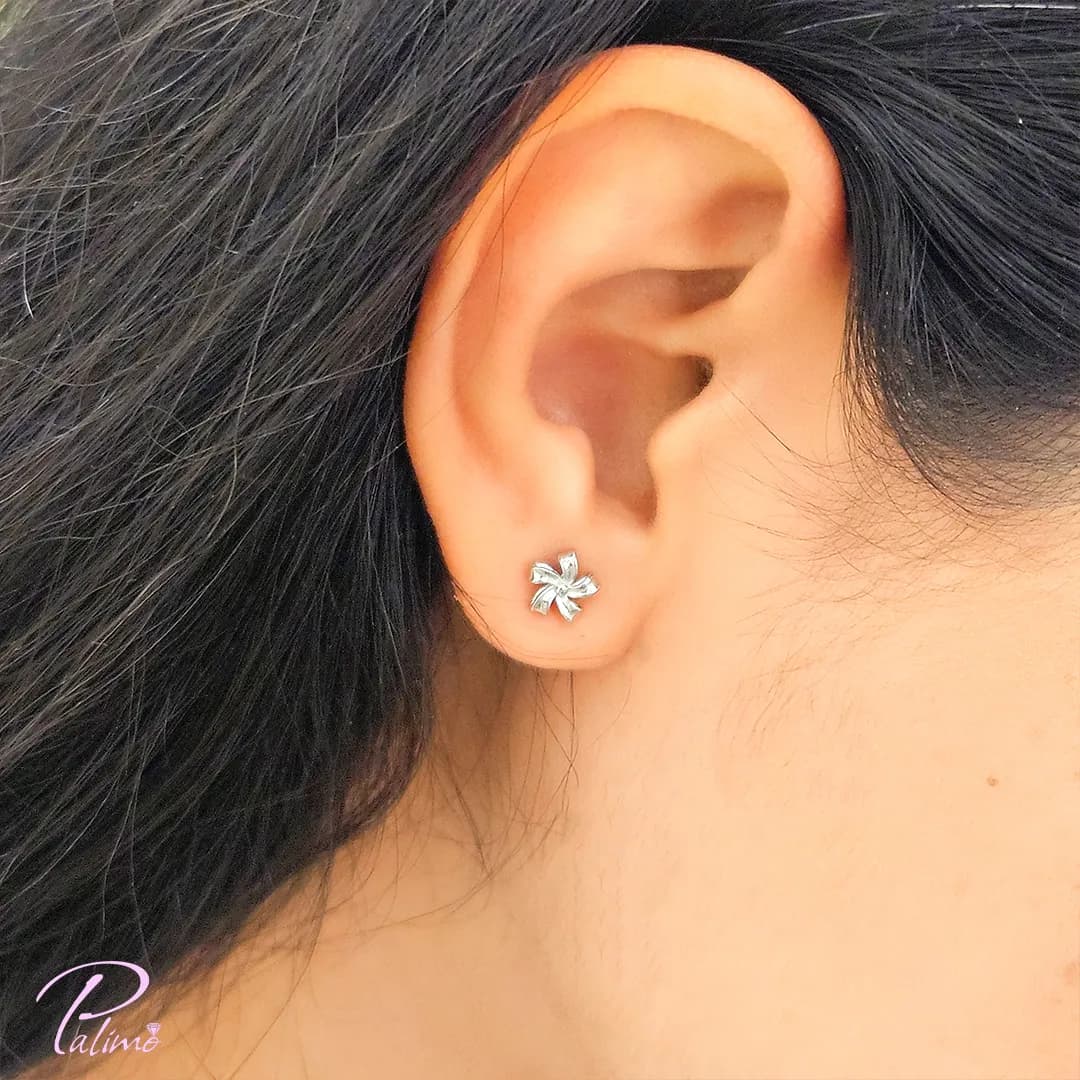 گوشواره نقره فلاور E2170 با روکش طلای سفید — تصویر ۳