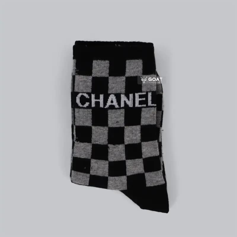 جوراب پسرانه طرح دار ساق بلند شطرنجی CHANEL | رنگ طوسی — تصویر ۴