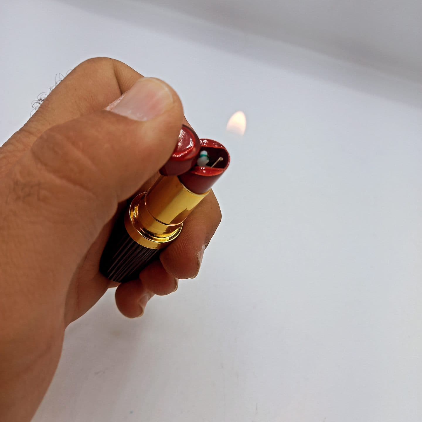 فندک بنزینی مدل رژ لب — تصویر ۳