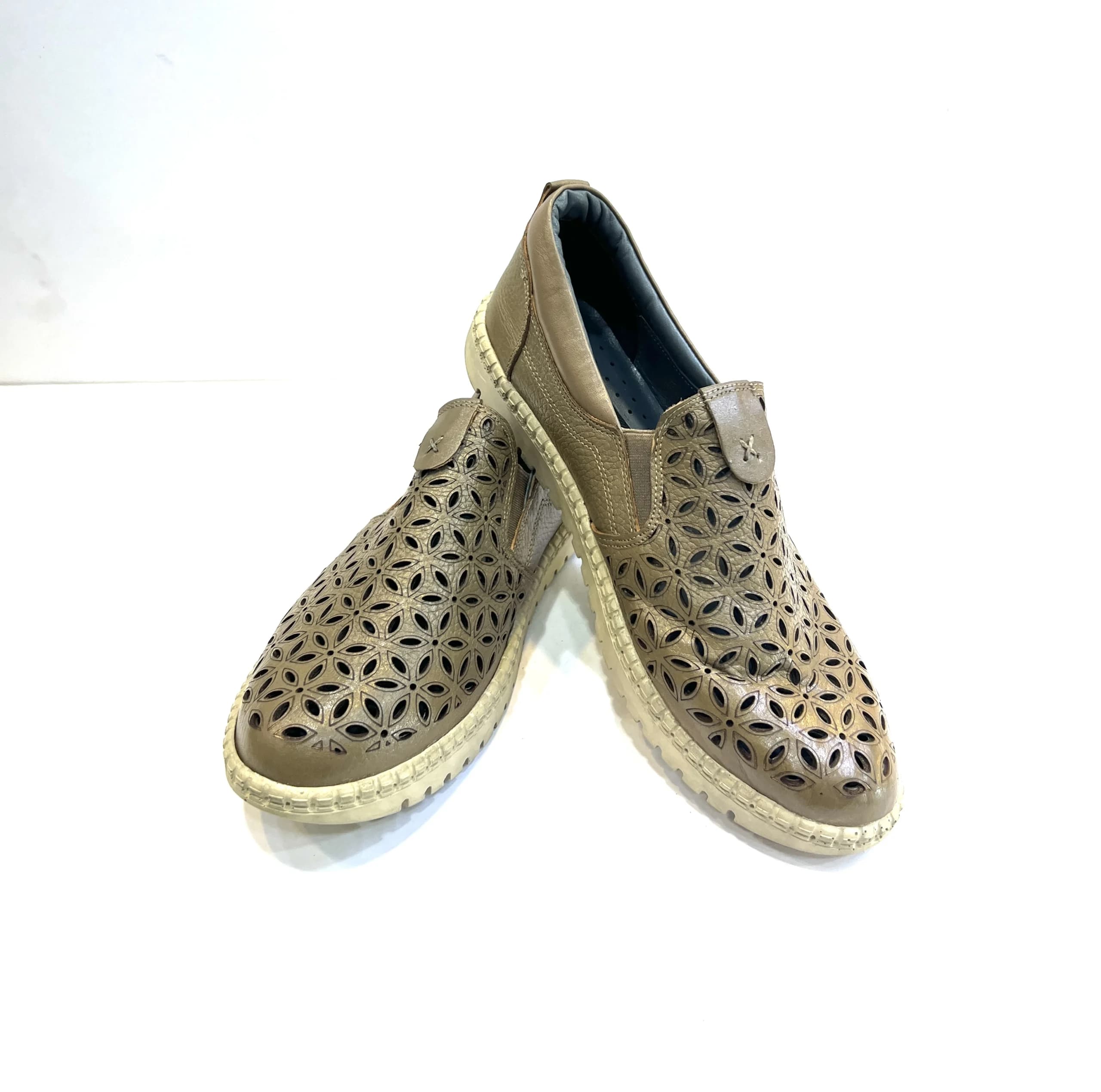 کفش طرح کتونی چرم کرمی کد 20 — تصویر ۲