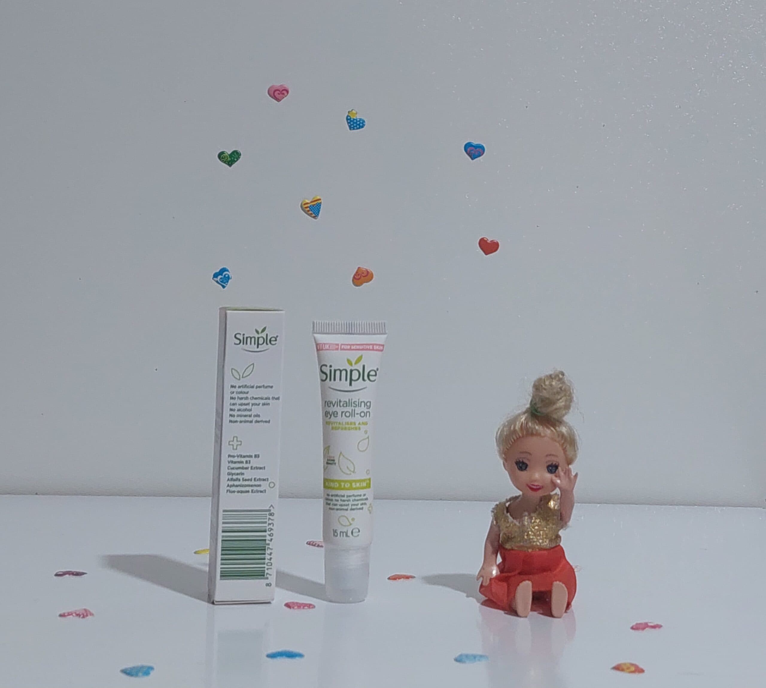 دور چشم ترمیم کننده رولی سیمپل مدل Simple Revitalising eye roll-on اصلی — تصویر ۵