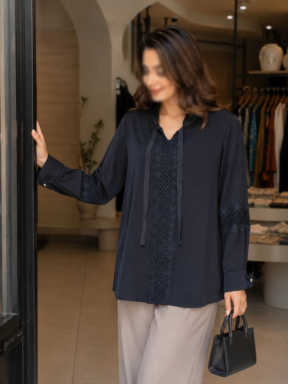 شومیز مشکی کد 8324 — تصویر ۳