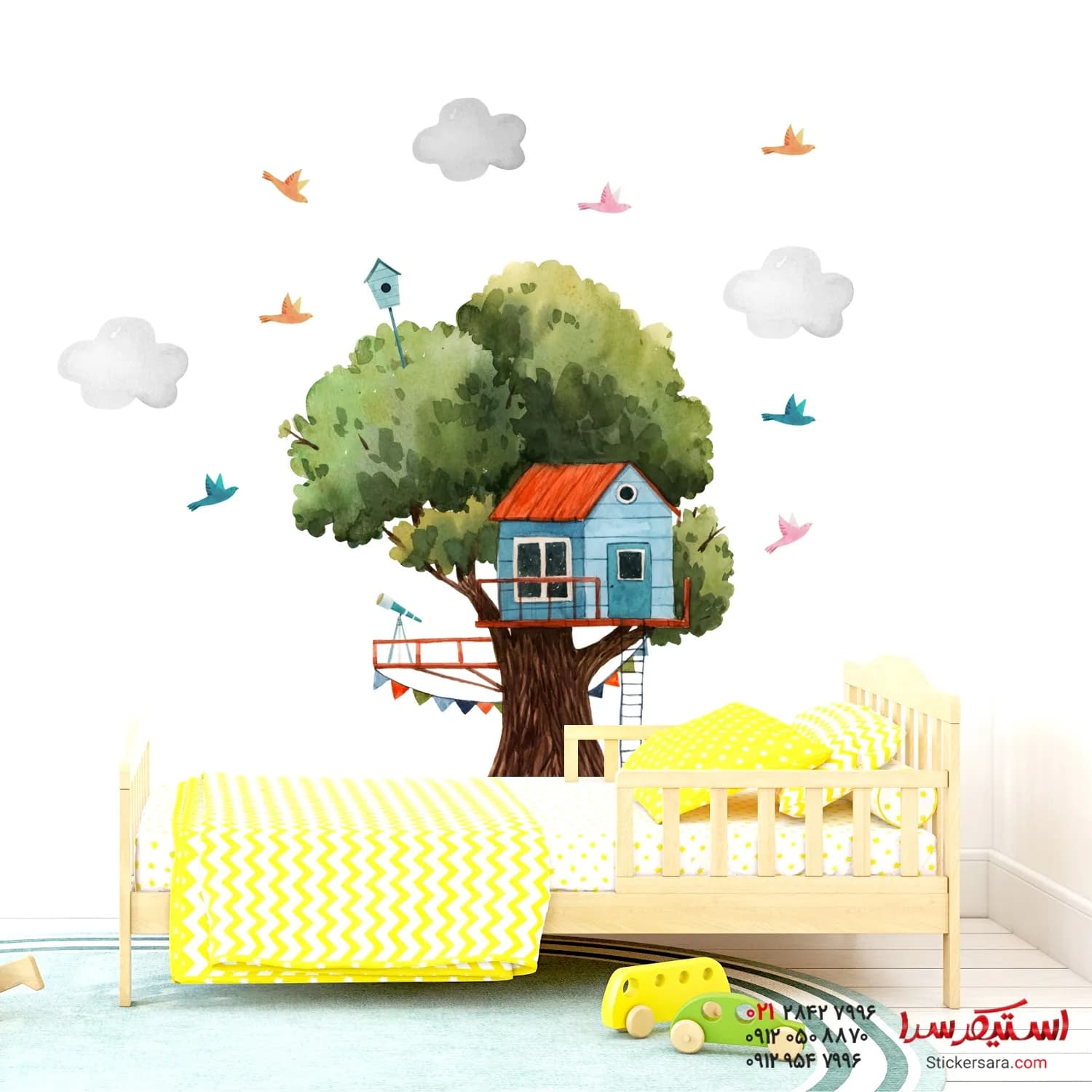 برچسب کلبه درختی در جنگل با ابر و پرنده2