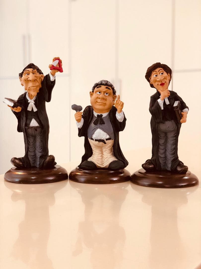 مجسمه طنز شخصیت آقای وکیل (با پایه چوبی) — تصویر ۳
