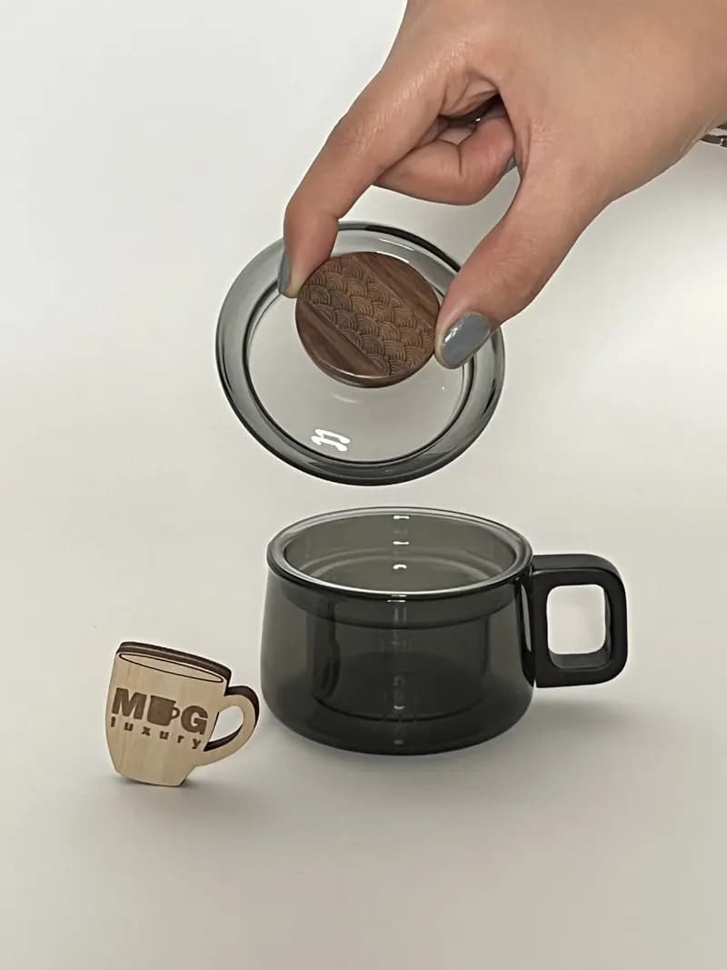ماگ دمنوش پیرکس کوچک دسته چوبی درب پیرکس — تصویر ۵