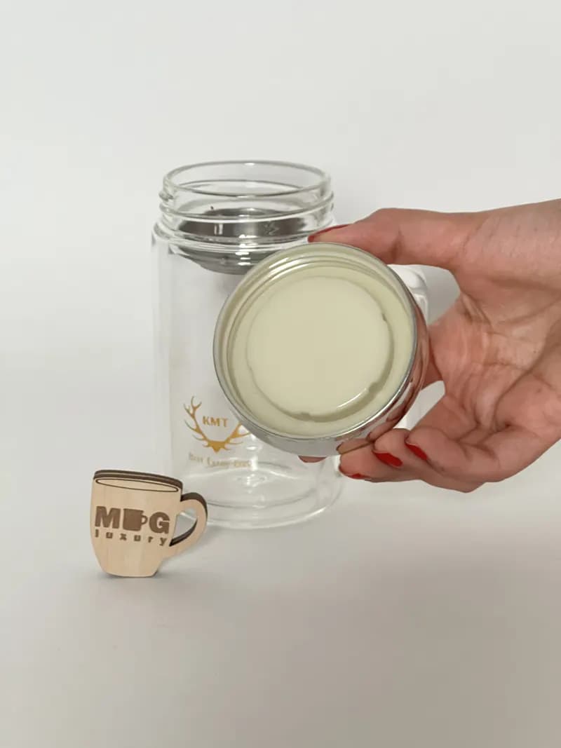 ماگ پیرکس دمنوش دوجداره دسته دار صافی دار درب آینه ای استیل — تصویر ۳